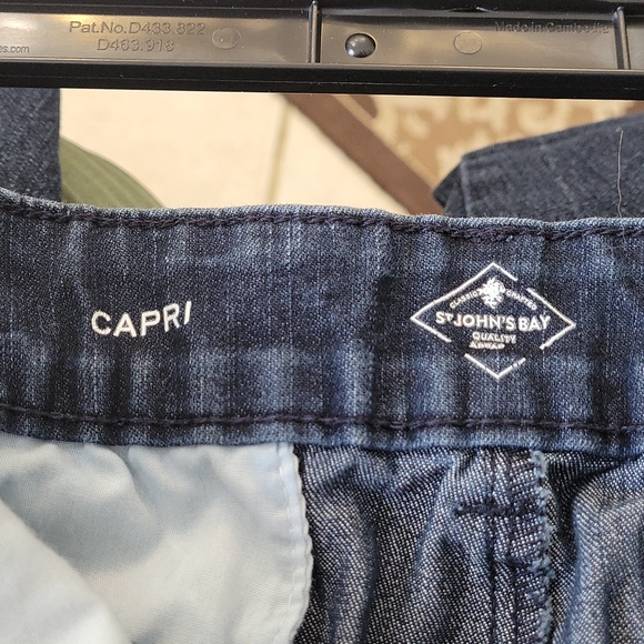 St John's Bay dark wash capris perfect for spring and summer. - Picture 3 of 3